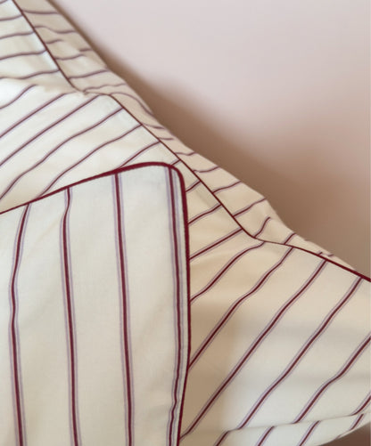 Parure de lit Édition Rose Délicat en percale de coton rayée avec housse de couette, taies d'oreiller et passepoil. 