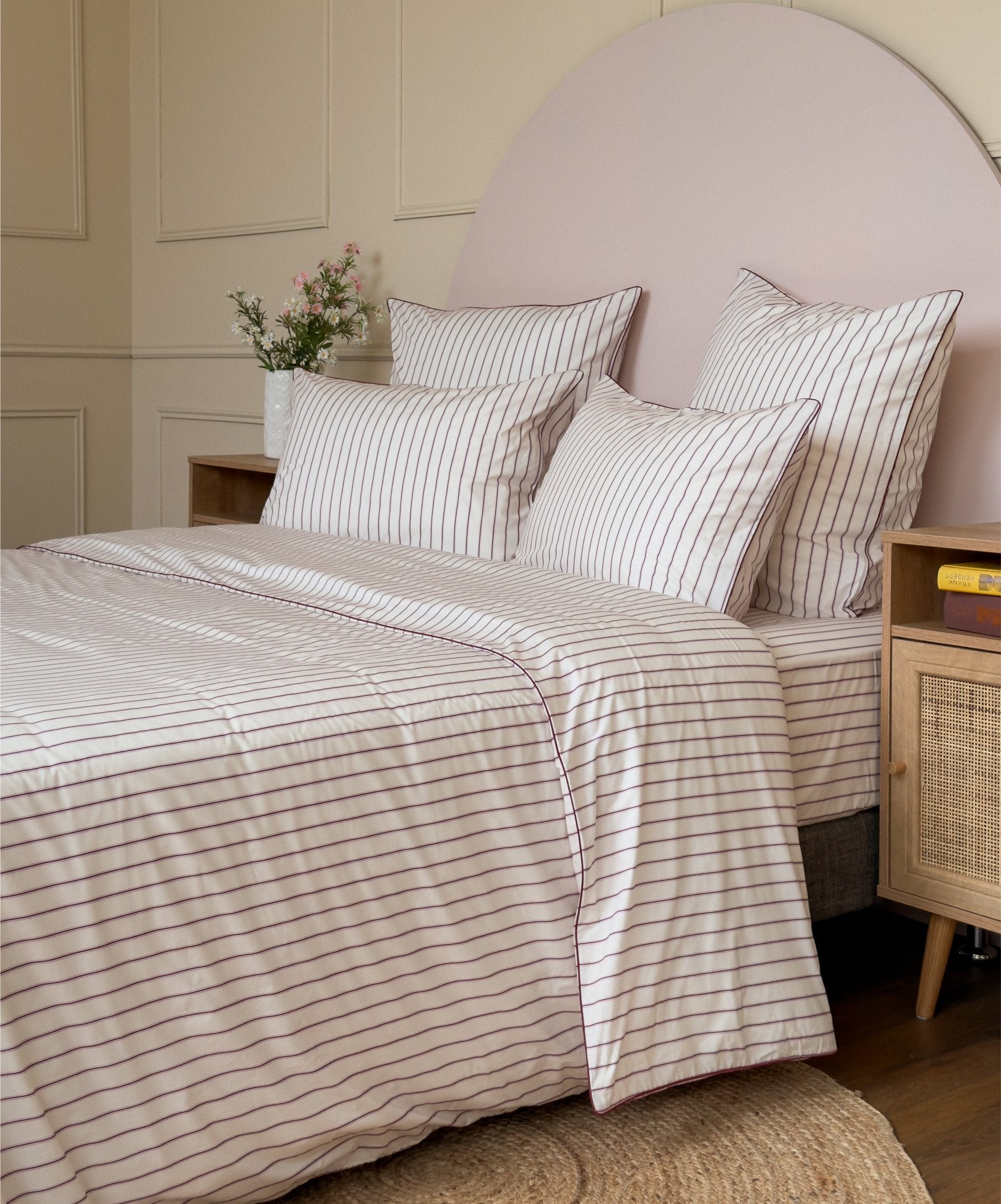 Parure de lit Édition Rose Délicat en percale de coton rayée avec housse de couette, taies d'oreiller et passepoil. #couleur_rose-delicat