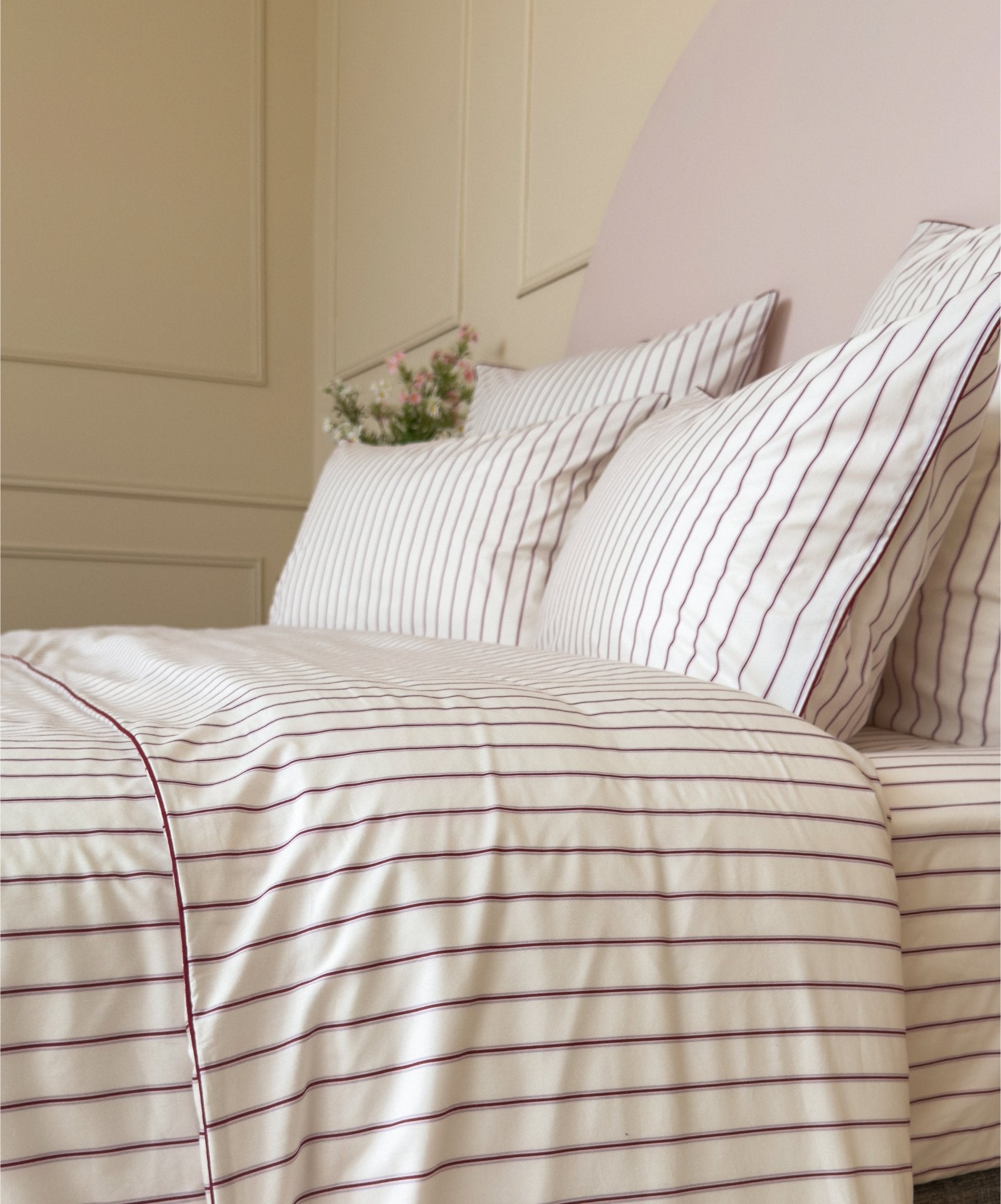 Parure de lit Édition Rose Délicat en percale de coton rayée avec housse de couette, taies d'oreiller et passepoil. 