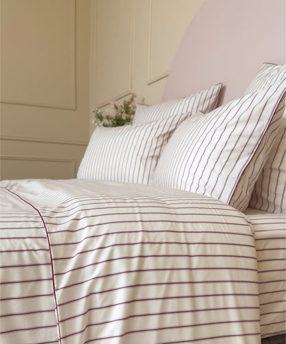 Parure de lit Édition Rose Délicat en percale de coton rayée avec housse de couette, taies d'oreiller et passepoil. 