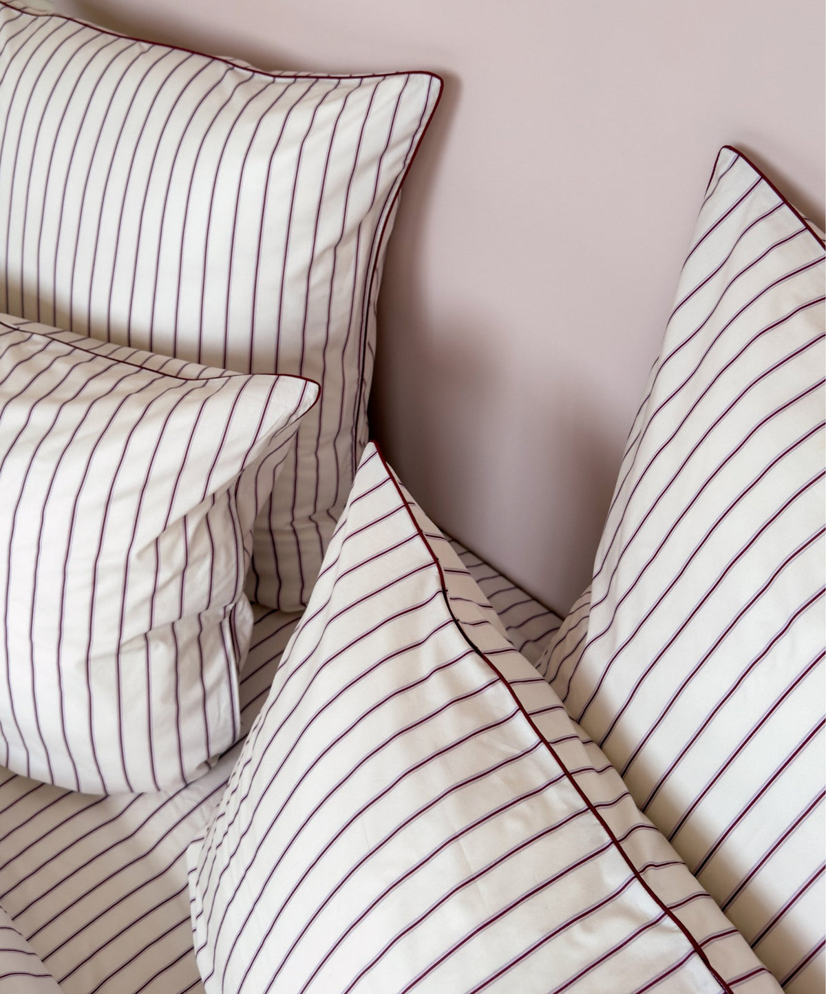 Parure de lit Édition Rose Délicat en percale de coton rayée avec housse de couette, taies d'oreiller et passepoil. 