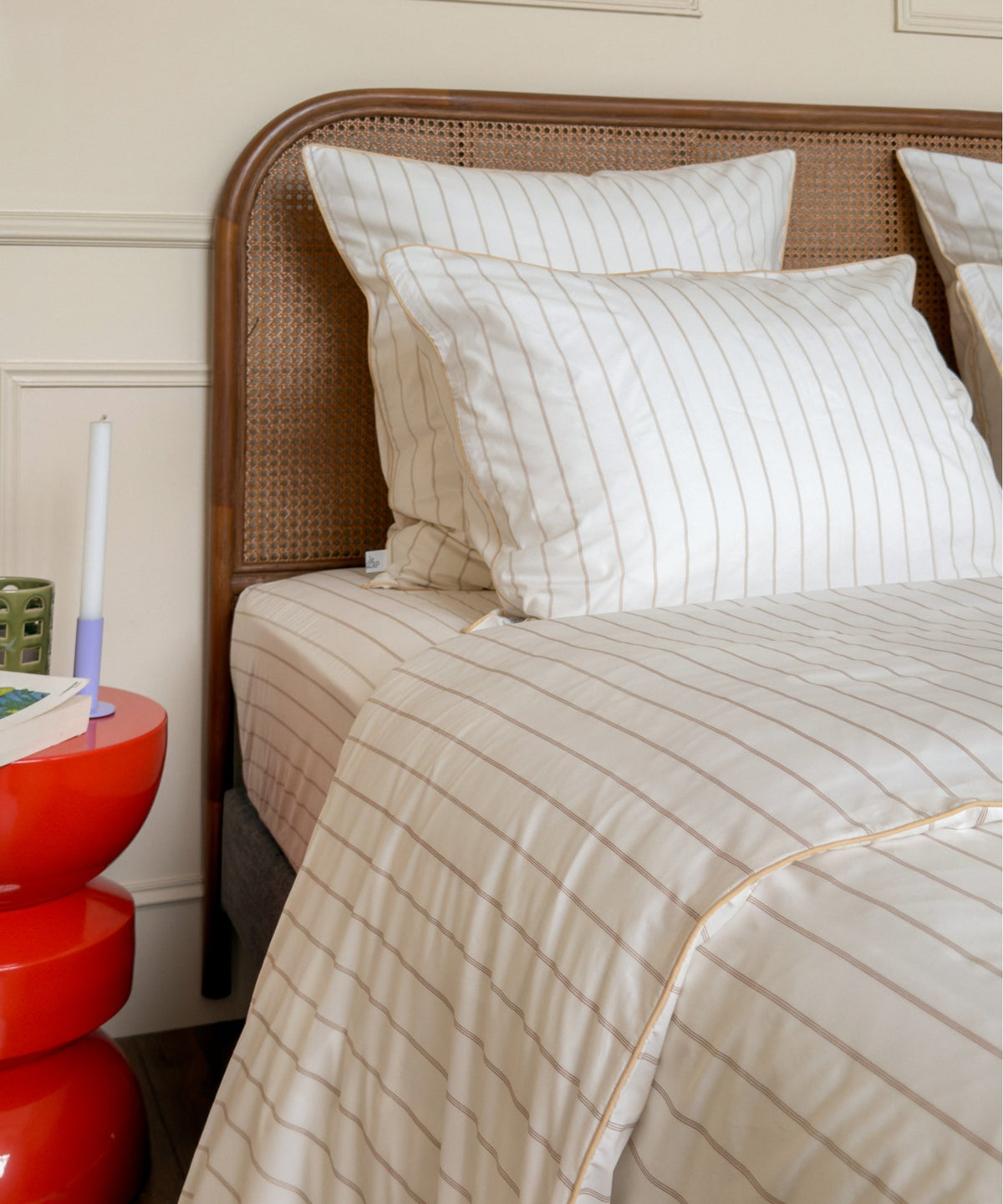 Parure de lit rayée Nuances de Beige en percale de coton mise en scène dans une chambre par Le Drap Français. #couleur_nuances-de-beige