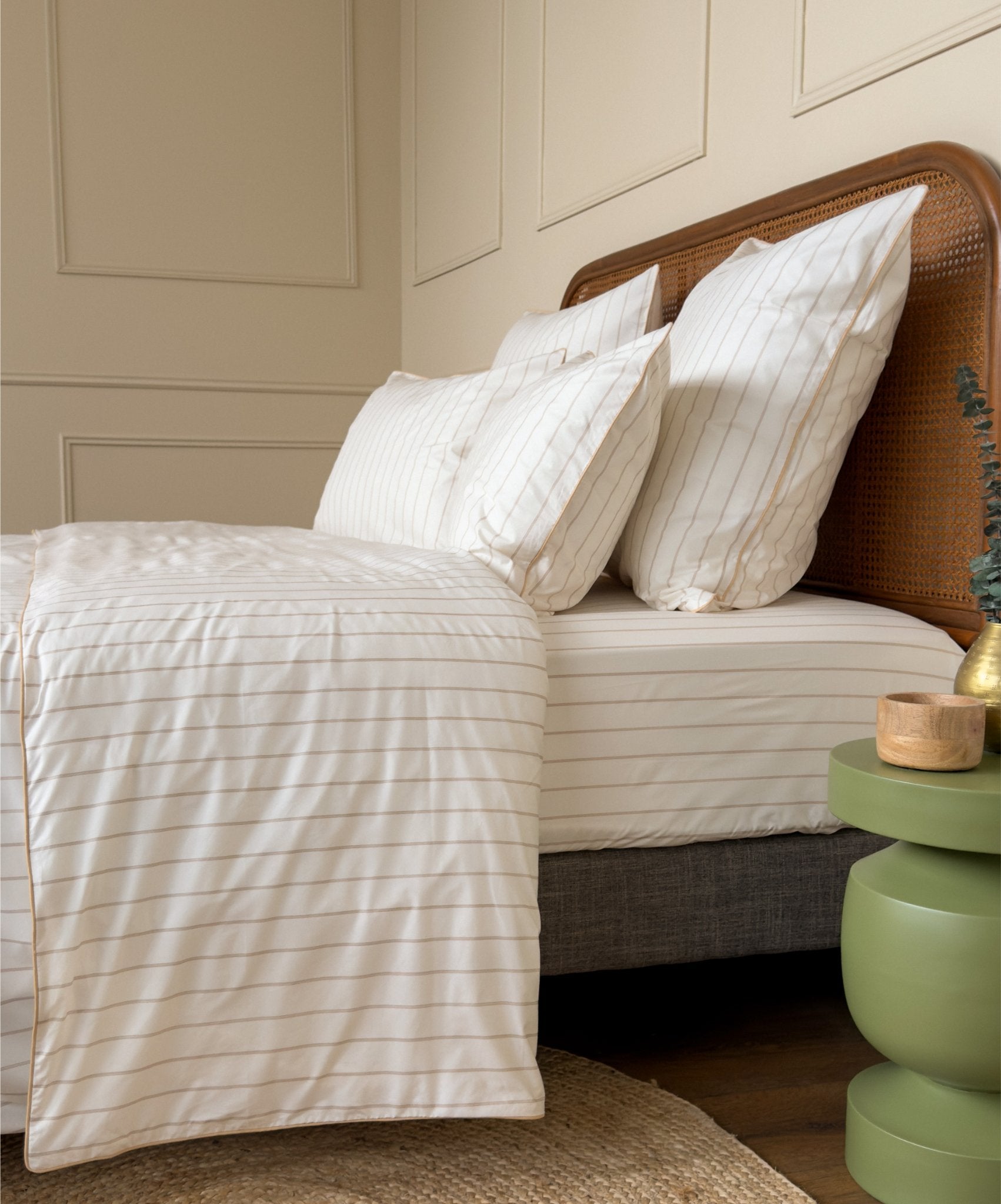 Parure de lit rayée Nuances de Beige en percale de coton présentée sur un lit complet par Le Drap Français. #couleur_nuances-de-beige