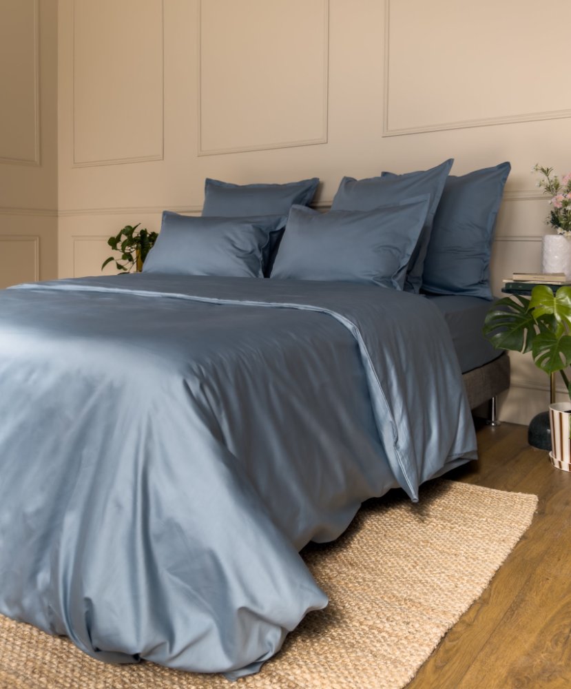 Drap-housse et taie en satin de coton bio bleu, étiquette Le Drap Français