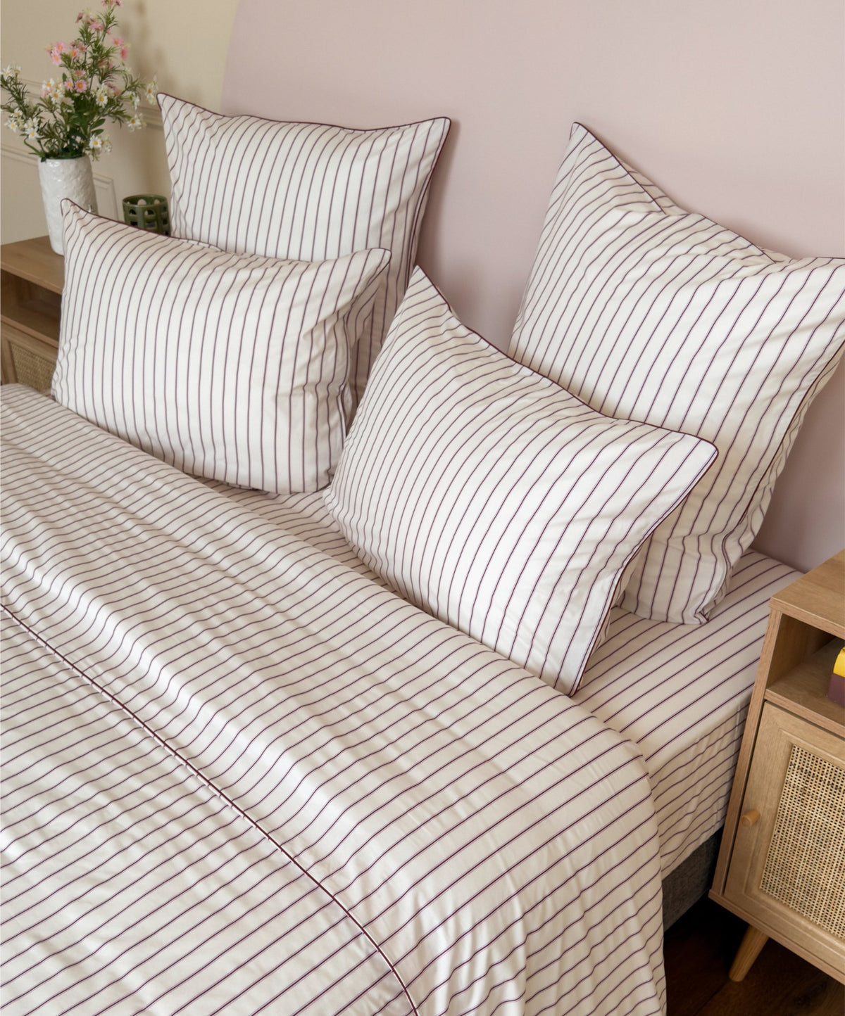 Taie d'oreiller Édition Rose Délicat en percale de coton rayée avec passepoil. 