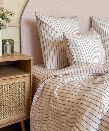 Ensemble de taies d'oreiller Édition Rose Délicat en percale de coton rayée avec passepoil. 