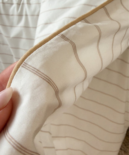 Taies d'oreiller rayées Nuances de Beige en percale de coton avec finition passepoil. 