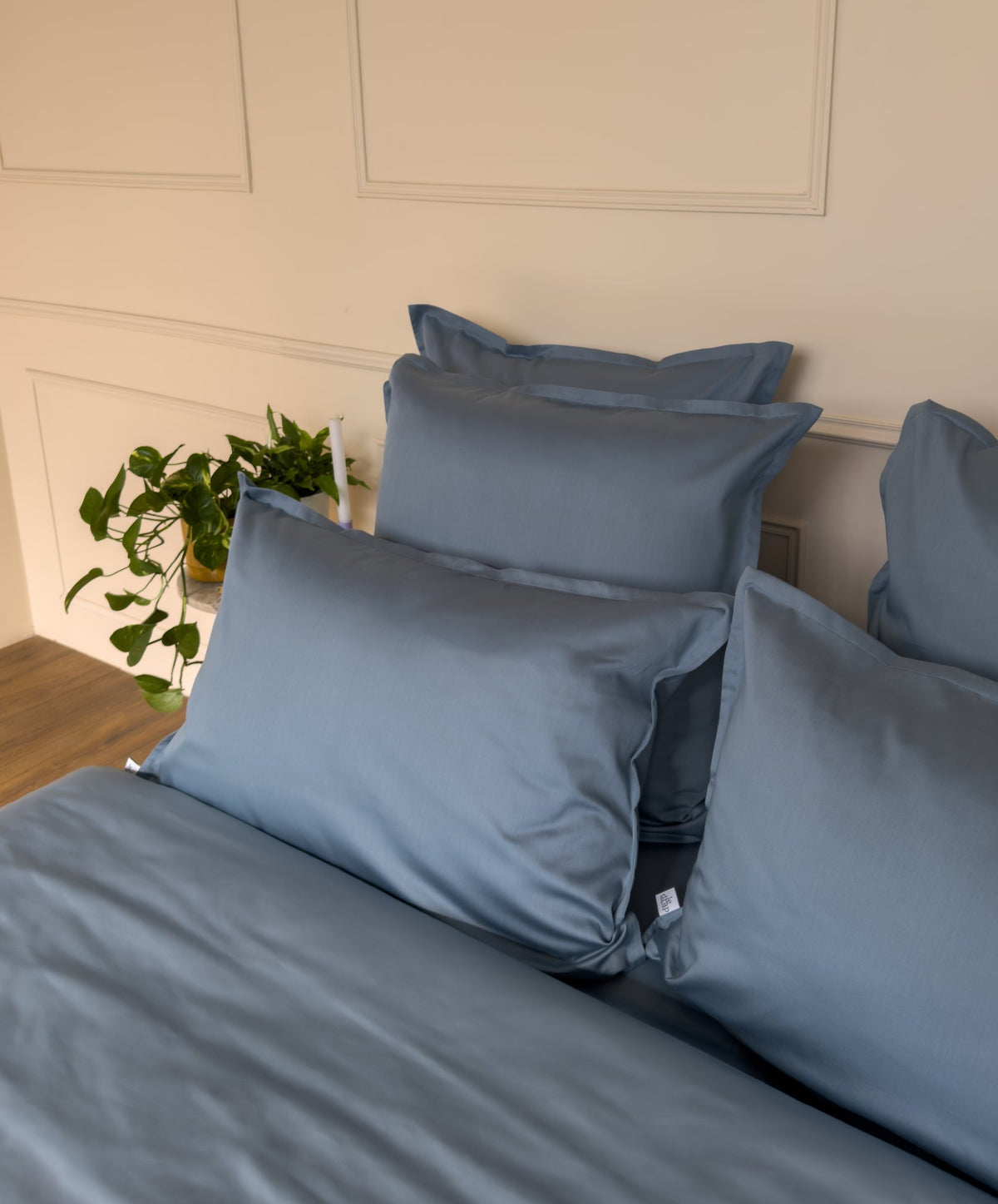 Lit fait avec des taies d'oreiller en satin de coton bio bleu minéral, linge de lit fabriqué dans les Vosges 