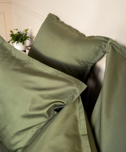 Large rabat intérieur d'une taie d'oreiller en satin de coton bio vert olive, sans bouton ni fermeture 
